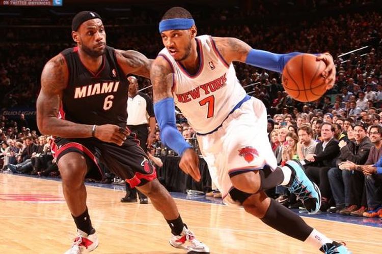 Pemain New York Knicks, Carmelo Anthony (kanan) mencoba melewati pemain Miami Heat, LeBron James, pada lanjutan kompetisi NBA di Madison Square Garden, New York City, Kamis (09/01/2014).