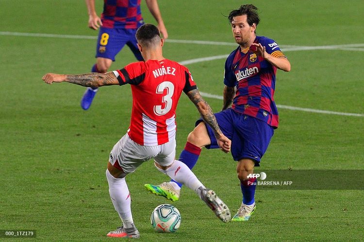 Lionel Messi (kanan) berduel dengan Unai Nunez (kiri) pada laga Barcelona vs Athletic Bilbao di Stadion Camp Nou dalam lanjutan pekan ke-31 LaLiga, kasta tertas Liga Spanyol, Selasa 23 Juni 2020.