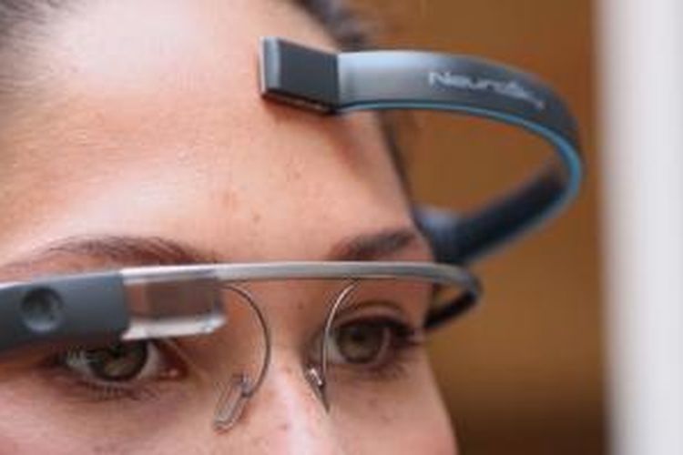 Saat dipasangkan dengan software MindRDR dan headset EEG, Google Glass bisa dipakai untuk mengambil foto hanya dengan pikiran