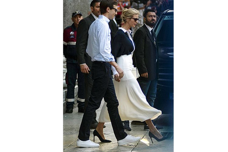 Jared Kushner tampil modis dengan sepasang sneakers dari Common Projects. 