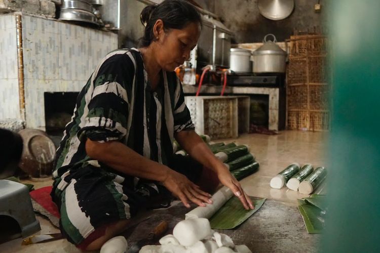 Perajin kerupuk ikan di Gresik binaan LPEI