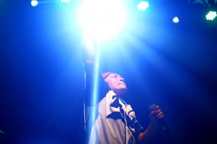 Penyanyi rap Iwa K tampil dalam The 90s Big Reunion Festival 2015 di Istora Senayan, Jakarta, Sabtu (7/11/2015).