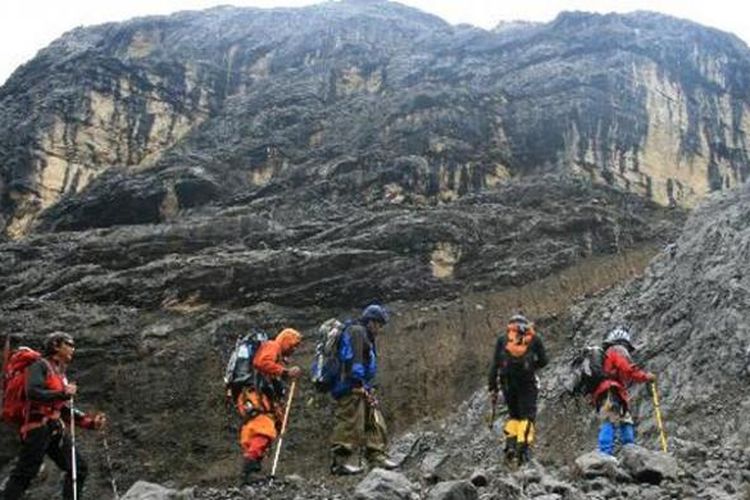 Tim Bravo Ekspedisi Tujuh Puncak Dunia dari Wanadri bersiap menyusuri jalur es puncak Nggapulu atau puncak Soekarno di ketinggian sekitar 4.700 meter di atas permukaan laut (mdpl), kawasan Pegunungan Jayawijaya, Papua, Senin (19/4/2010). Pendakian ke daerah puncak Nggapulu ini sebagai ajang pengenalan medan dan aklimatisasi bagi tim sebelum menuju puncak Carstensz Pyramid atau Ndugu-Ndugu yang berada di ketinggian 4.884 mdpl.