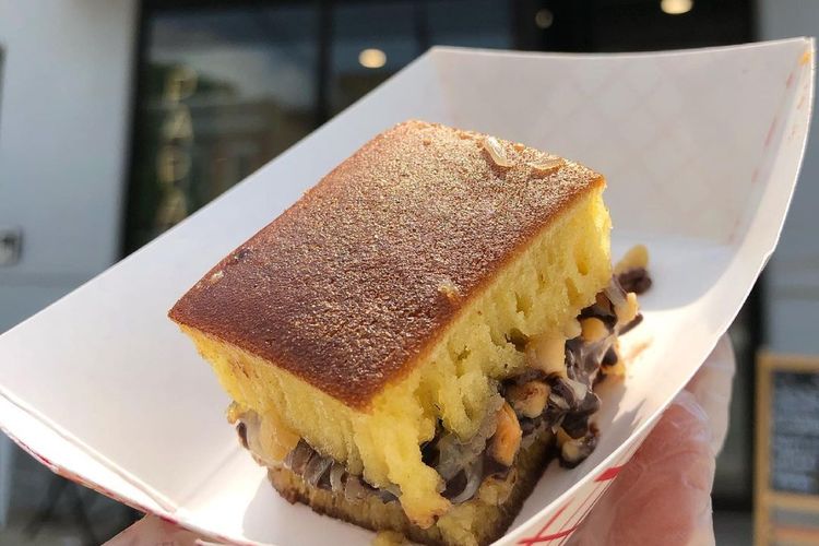 Tampilan martabak manis atau terang bulan yang dijual di kafe Papa Don, New York, Amerika Serikat. Kafe ini adalah milik diaspora Indonesia, Donny Kairupan, bersama diaspora asal Taiwan, Patty.