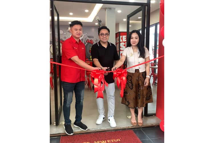 Chief Executive Officer (CEO) sekaligus Founder Chicken Crush Nathanael Malvin Sugito (kiri) saat membuka salah satu gerai Chicken Crush. 
