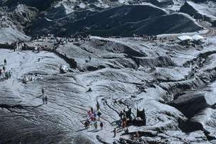 Wisatawan berjalan di perbukitan di kaki Gunung Bromo di Taman Nasional Bromo Tengger Semeru di Kabupaten Probolinggo, Jawa Timur, Rabu (15/6/2016).