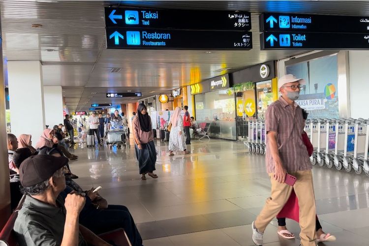 Situasi Bandar Udara Supadio Pontianak, Kalimantan Barat (Kalbar) jelang hari raya Idul Fitri, Rabu (3/4/2024). Saat ini telah erjadi lonjakan penumpang hingga mencapai 5.000 orang per hari.