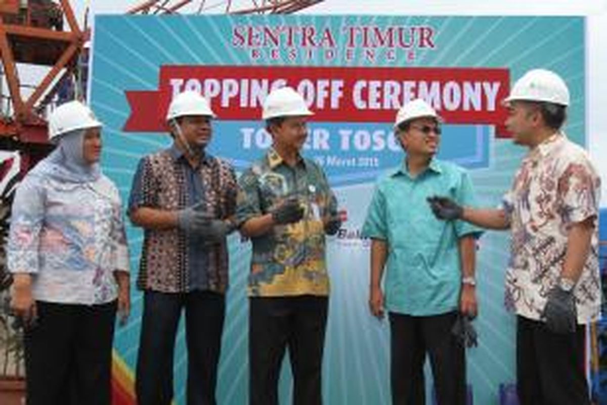 (Ka-ki) Project Director Sentra Timur Residence, Djafarullah, bersama Management Committe KSU Perumnas Dicky Setiawan, GM Regional III Jabodetabek Perumnas Dede E. Maslahat, Deputy Project Director Sentra Timur Residence Suprayitno Rais dan Senior Manager Divisi I PT Brantas Abipraya Persero (Kontraktor) Dwi Kridayani saat melakukan penutupan atap (topping off) Tower Tosca Apartemen Sentra Timur Residence (STR), di Jakarta, Kamis (26/3/2015).

 