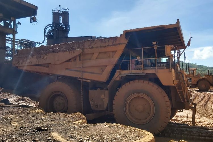 Dump truck PT Vale Indonesia Tbk melakukan bongkar muat di stockpile tambang Blok Sorowako, Sulawesi Selatan.