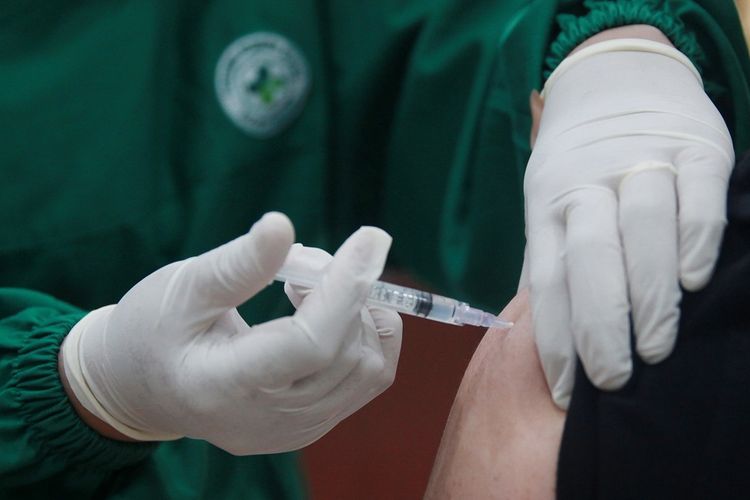 A medical worker injects the Covid-19 vaccine from Sinovac at a public health clinic in Setiabudi, Jakarta, on Thursday (28/1/2021). ANTARA FOTO/Reno Esnir/rwa. *** Local Caption ***   