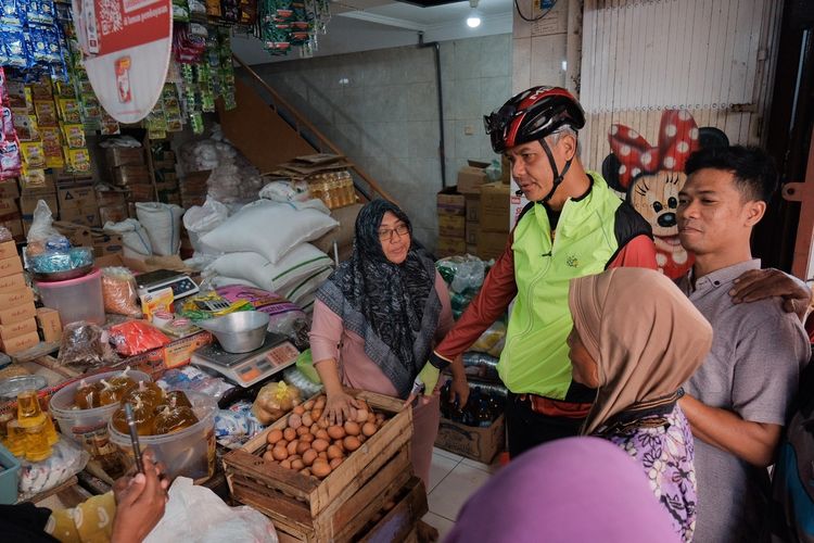 Gubernur Jateng Ganjar Pranowo mengecek harga dan stok beras dan minyak goreng dengan berkeliling ke lima pasar di Kota Semarang, Jumat (10/2/2023).