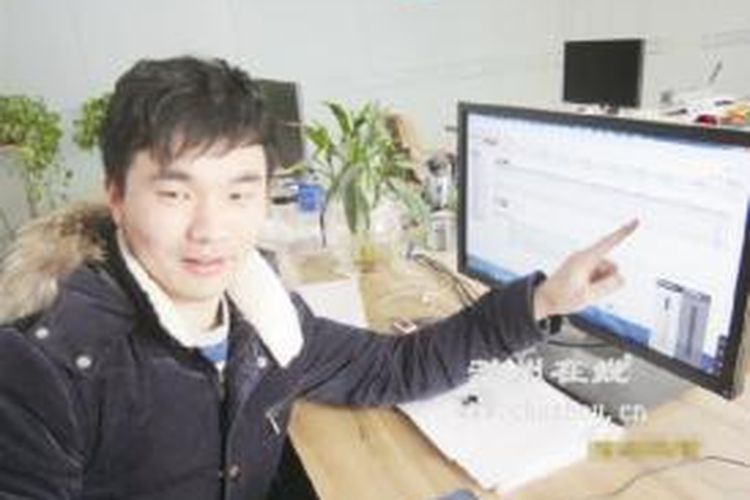 Li, seorang pekerja di sebuah perusahaan pengembang di China, menunjukkan rekening tabungannya yang tiba-tiba membengkak setelah bank melakukan salah transfer.