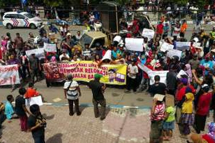 Ratusan Pedagang kaki lima menggelar unjuk rasa di Kantor DPRD Ponorogo menolak rencana pemerintah merelokasi seluruh PKL ke Jalan Suromenggolo, Jumat ( 28/10/2016).