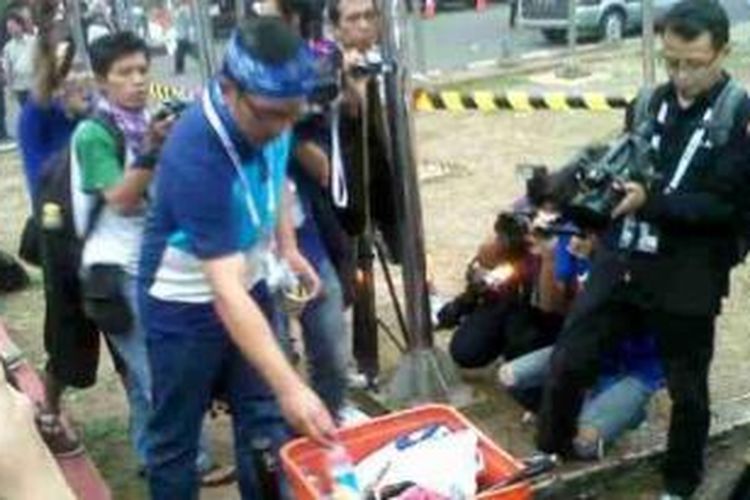 Wali Kota Bandung, Ridwan Kamil, membersihkan sampah di Stadion Gelora Sriwijaya Jakabaring, Jumat, (7/11/2014) sore. 