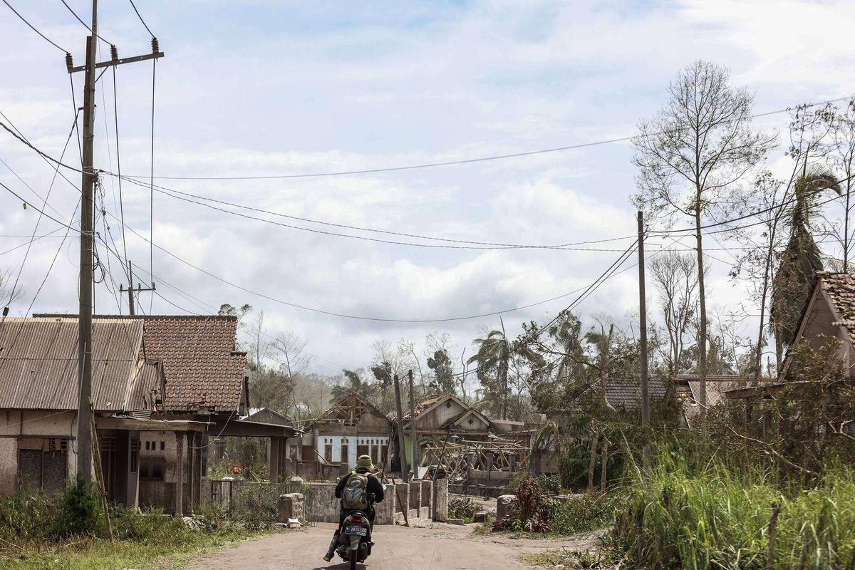 Dampak kerusakan rumah warga akibat erupsi Gunung Semeru yang meluncurkan awan panas di Dusun Kajar Kuning, Desa Sumberwuluh, Lumajang, Jawa Timur, Senin (6/12/2021). Gunung Semeru yang erupsi pada Sabtu (4/12/2021), menyebabkan sedikitnya 5.205 warga terdampak, 27 orang hilang, 15 orang meninggal dunia, dan ribuan rumah rusak.