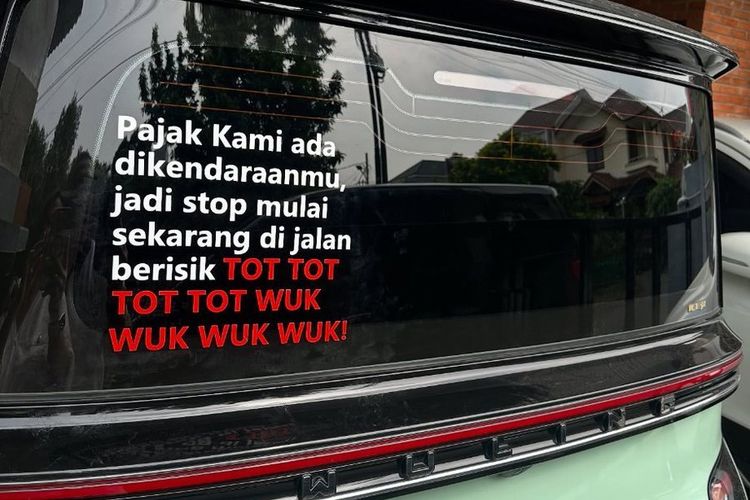 Stiker gerakan 'Stop Tot Tot Wuk Wuk' di kendaraan warga yang menyindir pejabat pengguna strobo dan sirene di jalan raya.
