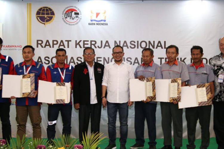 Menaker Hanif (baju putih) bersama Kepala BNSP Kunjung Masehat (sebelah kiri Menaker) dan 
Ketua Umum Aptrindo, Gemilang Tarigan (paling kanan) berfoto bersmaa para sopir truk yang mendapatkan sertifikasi kompetensi di Jakarta, Kamis (14/2/2019).