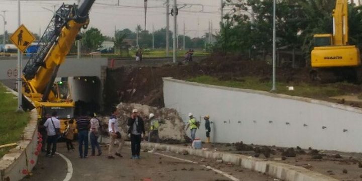 Proses pembersihan reruntuhan tembok di Jalan Perimeter Selatan Bandara Soekarno-Hatta masih terus dilakukan, Rabu (7/2/2018). Satu unit mobil yang tertimbun tanah di lokasi itu sudah bisa dipindahkan pada Selasa malam.