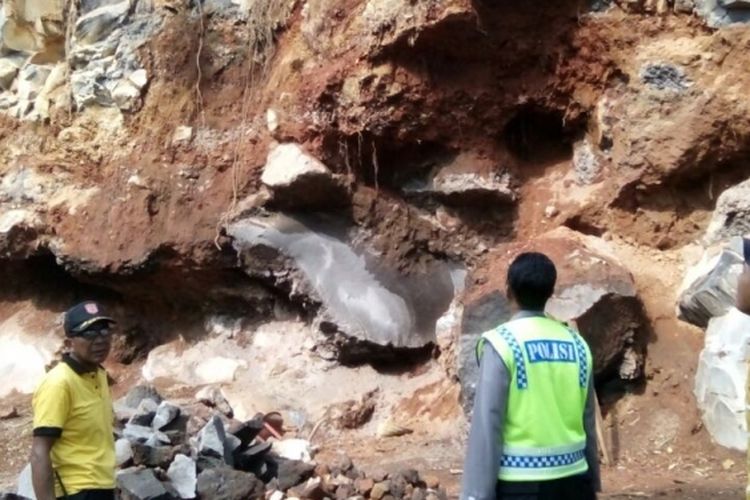 Aparat Polres Ngawi mendatangi  tambang batu manual ditempat lokasi tewasnya Ratno, pekerja tambang yang tewas tertimpa batu di Desa Sidorejo, Kecamatan Kendal, Kabupaten Ngawi, Minggu ( 12 / 3 / 2017) .