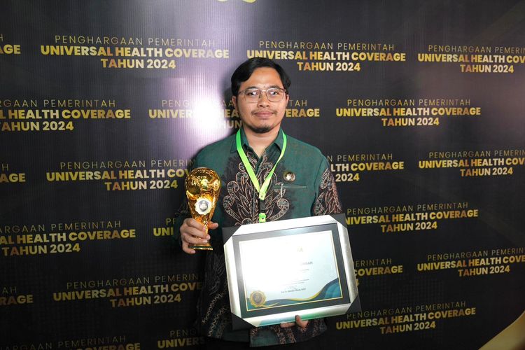 Bupati Hulu Sungai Tengah (HST) Aulia OKtafiandi menerima penghargaan Universal Health Coverage (UHC) Awards Kategori Madya, di Krakatau Grand Ballroom, Taman Mini Indonesia Indah (TMII), Jakarta Timur, Kamis (8/8/2024).
