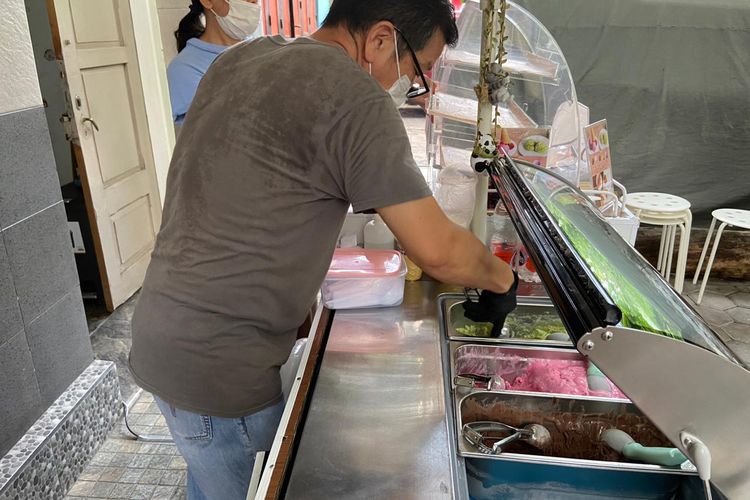 Owner Rumah Oma Surabaya, Kho Suyanto saat menyajikan es krim untuk pelanggan
