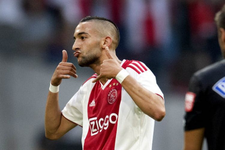 Penyerang Ajax Amsterdam, Hakim Ziyech, melakukan selebrasi seusai menjebol gawang Sturm Graz dalam laga di Asmterdam ArenA, Rabu (25/7/2018)
