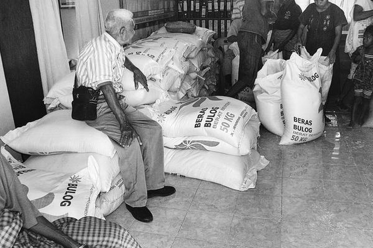 Warga Kodi Bangedho, Sumba Barat Daya, Nusa Tenggara Timur, membawa beras hasil panen untuk dijual kepada pedagang Tionghoa di Weetabula. Beras yang sering disebut beras Kodi ini dijual dengan harga yang jauh lebih tinggi dari beras di pasar karena lebih gurih, harum, dan tidak cepat membusuk setelah dimasak. Harga beras sekitar Rp 10.000-Rp 15.000 per kilogram.