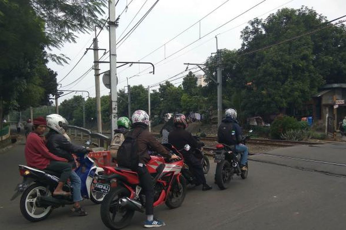 Pengendara dari arah Tanah Kusir melawan arah di Jalan Bintaro Permai, Pesanggrahan, Jakarta Selatan. 