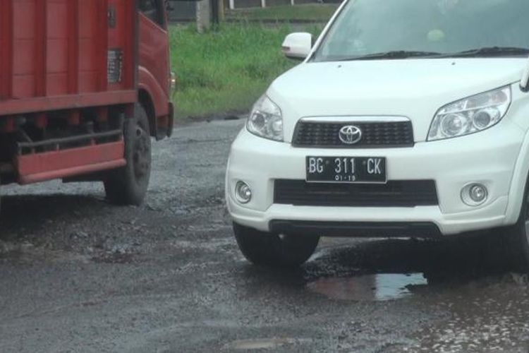 Kondisi jalinteng Palembang-Prabumulih yang rusak dan berlobang membuat kendaraan harus berhati-hati saat melintas agar tidak terjadi kecelakaan
