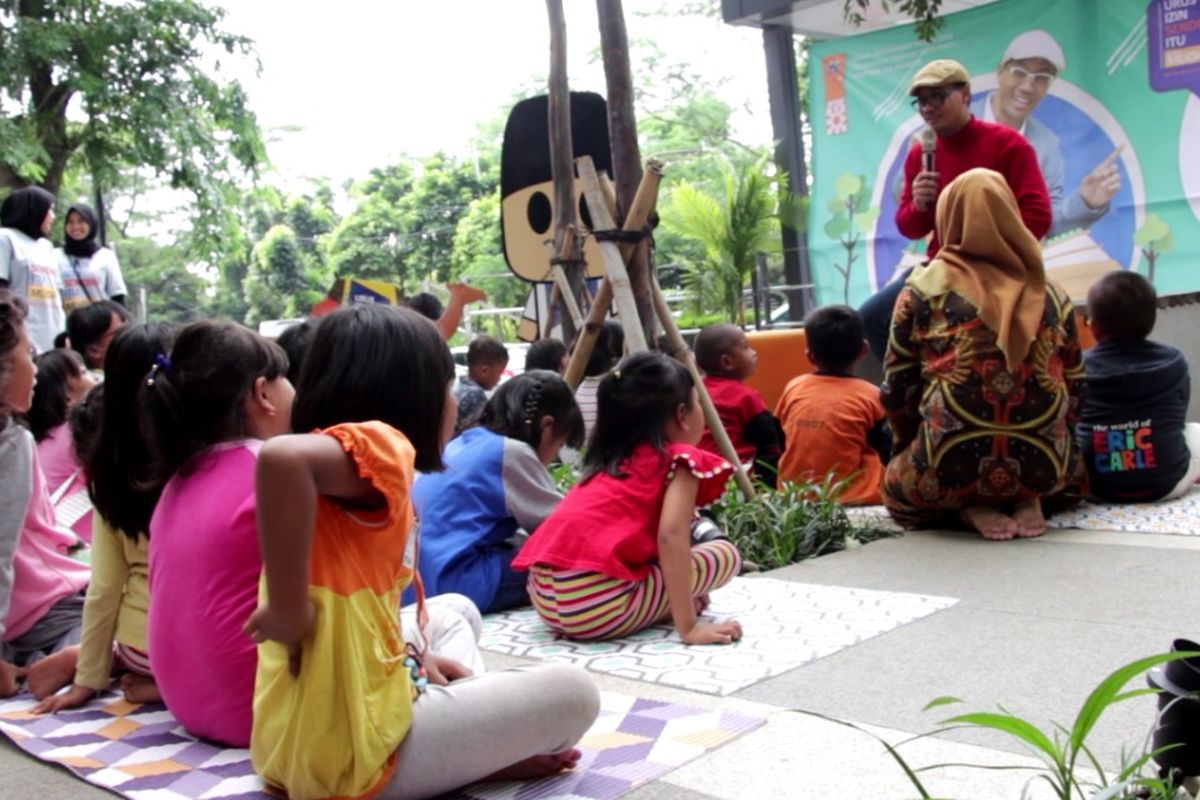 Mal Pelayanan Publik bersama Mochammad Awam Prakoso atau yang lebih dikenal dengan Kak Awam menggelar acara dongeng dan permainan interaktif untuk memperkenalkan budaya mengurus izin sendiri di Playground yang terletak di lantai 2, Mal Pelayanan Publik Provinsi DKI Jakarta.