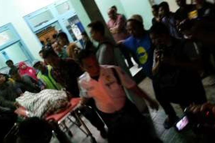 Jenasah korban saat dikeluarkan dari kamar mayat RSUD Blambangan Banyuwangi dan diserahkan kepada keluarga korban