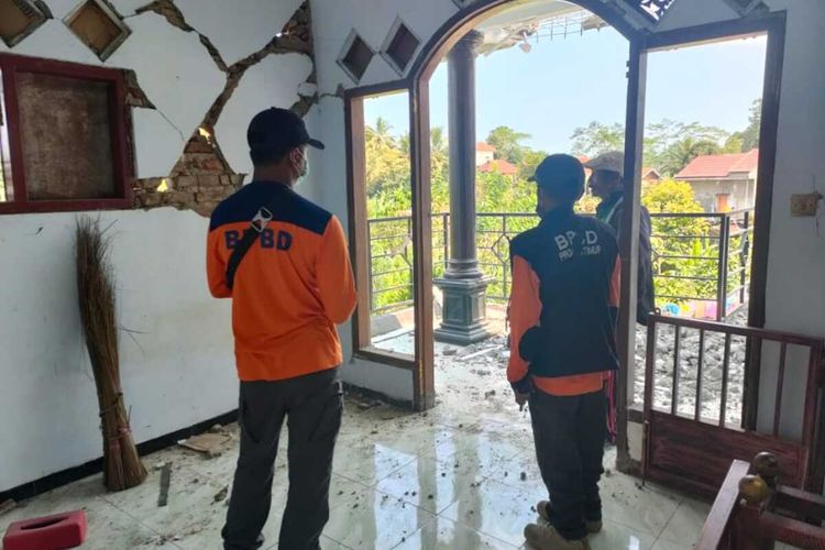 Petugas BPBD Kabupaten Malang saat mendata rumah warga yang rusak akibat gempa yang berpusat di Blitar.