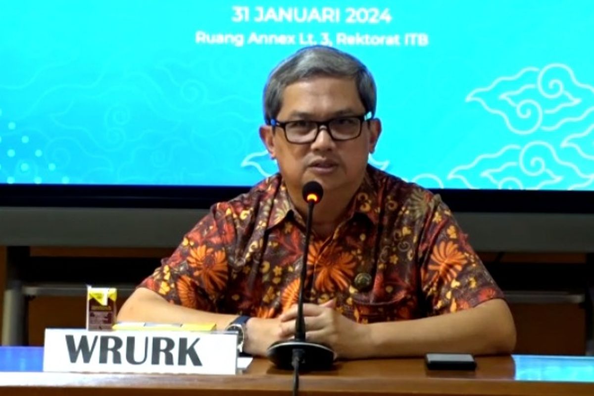 Wakil Rektor Bidang Keuangan, Perencanaan, dan Pengembangan ITB Prof Muhamad Abduh dalam konferensi pers yang disiarkan secara daring, Rabu (31/1/2024)