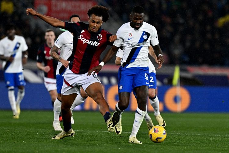 Duel penyerang Bologna, Joshua Zirkzee, dan bomber Inter Milan, Marcus Thuram pada laga Bologna vs Inter Milan di Stadion Rennato Dall'Arra pada lanjutan laga Liga Italia, Minggu (10/3/2024) dini hari WIB.