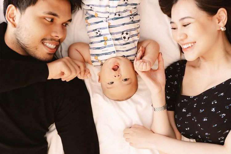 Baby Arash, putra Aaliyah Massaid dan Thariq Halilintar, kini berusia 3 bulan. Inilah potret kebersamaan mereka yang hangat dan menuai banyak pujian.