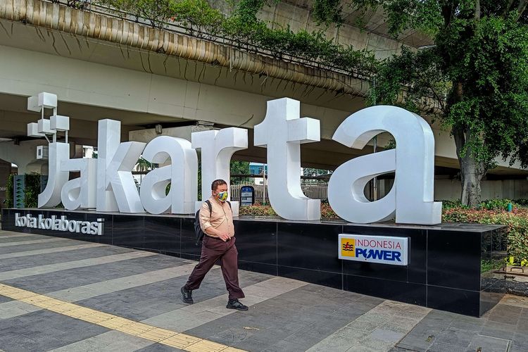 Aktivitas warga berjalan di jalur pedestrian Jalan Jenderal Sudirman, Jakarta Pusat, Rabu, (16/2/2022). 
