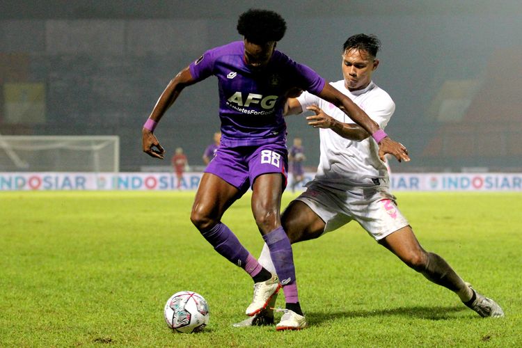 Pemain Persikabo 1973 Andy Setyo menjaga ketat penyerang Persik Kediri Joanderson Assis saat pertandingan babak penyisihan Grup D Piala Presiden 2022 yang berakhir dengan skor 0-1 di Stadion Kanjuruhan Kepanjen, Kabupaten Malang, Minggu (12/6/2022) sore.