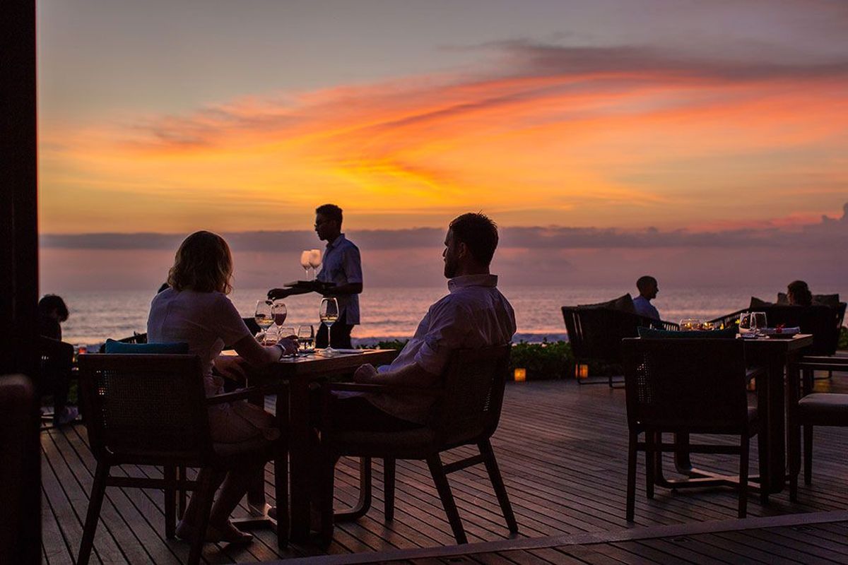 Restoran tepi laut di Seminyak untuk dinner romantis bersama pasangan
