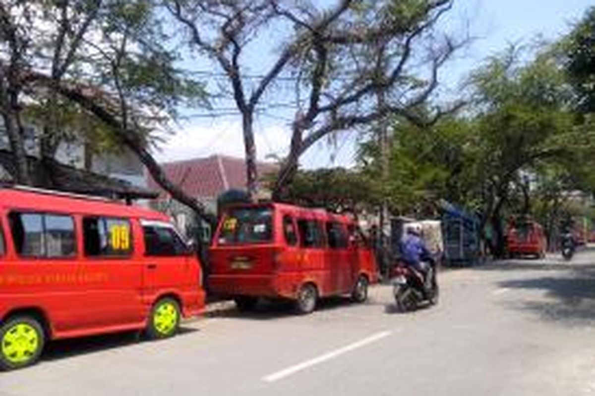 Angkutan kota KWK 09 terlihat mengetem di Jalan Kramat Jaya.