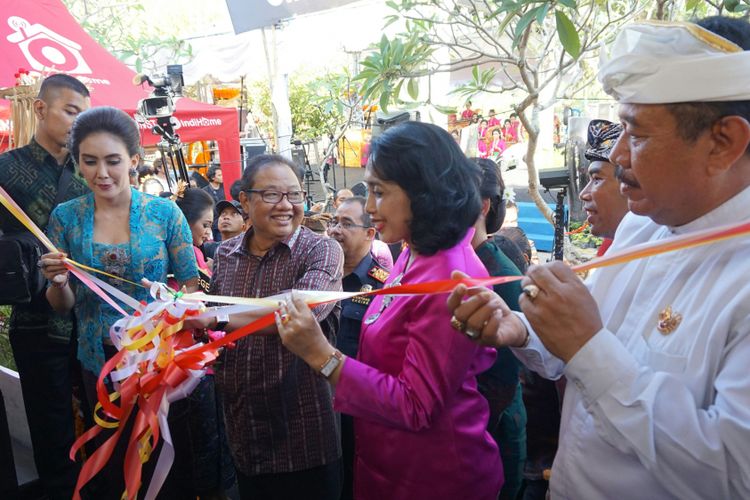 Menteri Koperasi dan UKM AAGN Puspayoga (tengah) saat pembukaan  acara Celuk Jewellery Festival di Gianyar, Bali, Jumat (13/10/2017).