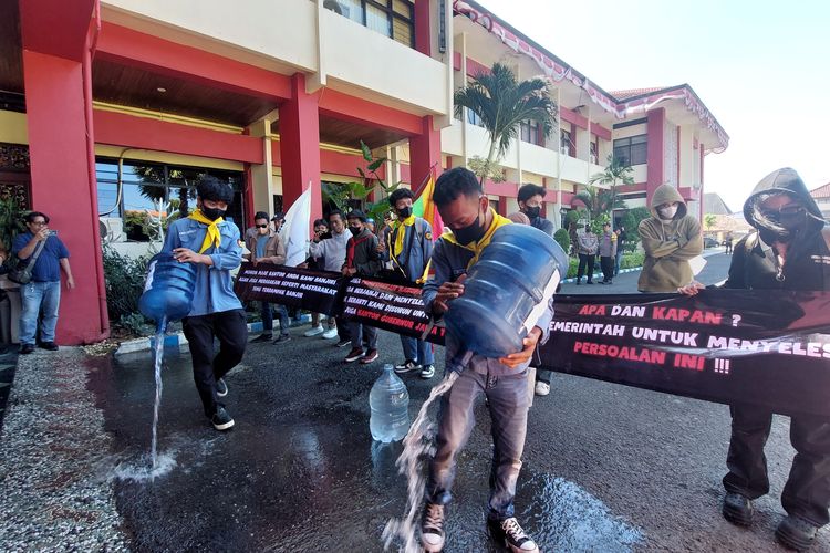 Mahasiswa pencinta alam siram halama kantor pemkab Sumenep, Jawa Timur, Kamis (5/6/2025)