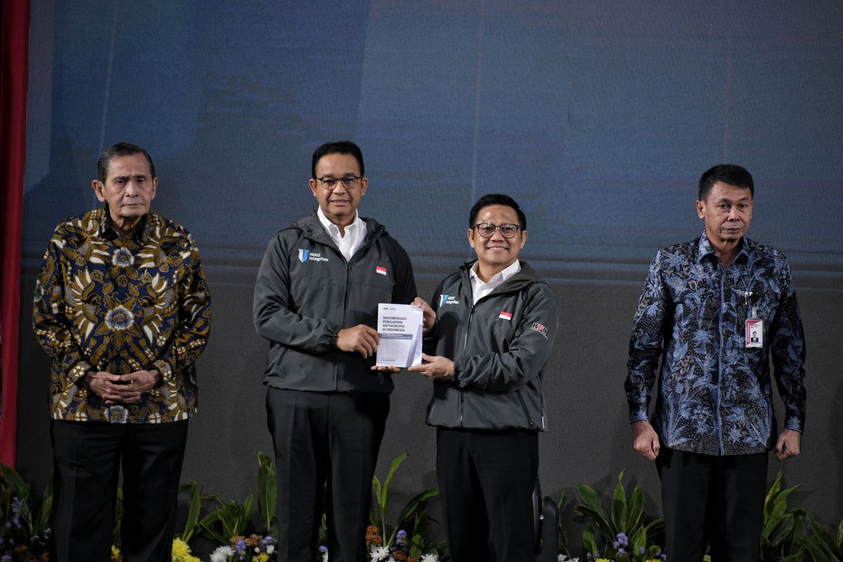 Calon presiden (capres) nomor urut 1 Anies Baswedan bersama calon wakil presiden (cawapres) nomor urut 1 Gus Muhaimin mendapat tanda apresiasi usai menjadi pemateri pertama dalam acara Paku Integritas Calon Presiden dan Wakil Presiden yang digelar Komisi Pemberantasan Korupsi (KPK), di Gedung KPK, Rabu (17/1/2024).