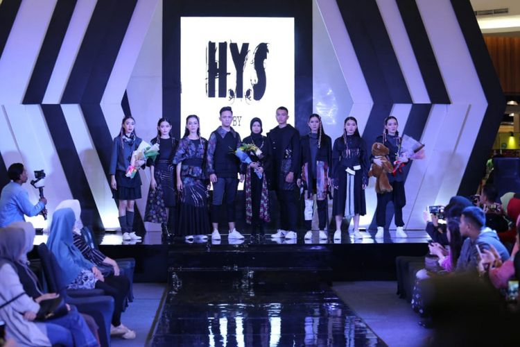 Hilda Amalia (tengah) berpose dengan peragawan/peragawati yang membawakan delapan busana karyanya di ajang Palembang Fashion Week 2019, Minggu (10/3/2019).