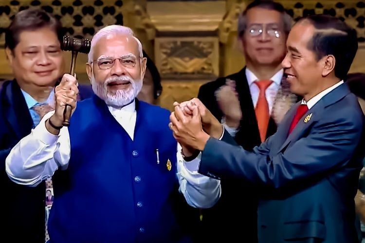 Presiden Joko Widodo menyerahkan tampuk presidensi G20 kepada PM India Narendra Modi. India akan memegang presidensi G20 pada tahun 2023.
