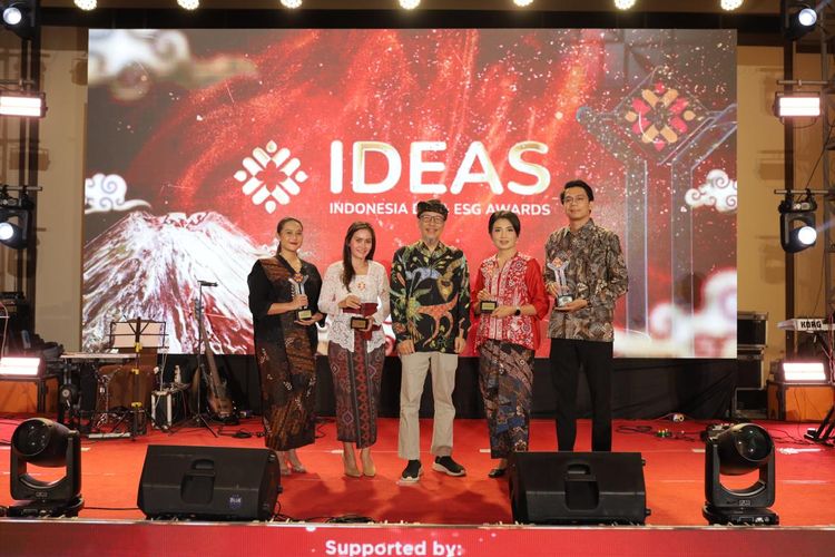 Komunikasi Korporat Hutama Karya Apriza Megawati menerima penghargaan untuk Hutama Karya dari The 3rd IDEAS 2024 pada Jumat (26/7/2024) di Malang, Jawa Timur. 