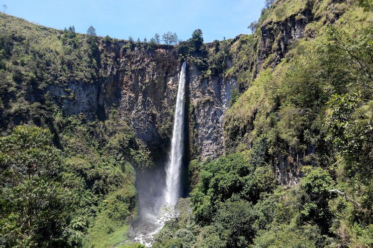 Air Terjun Sipiso-Piso, salah satu obyek wisata air terjun dekat Danau Toba.