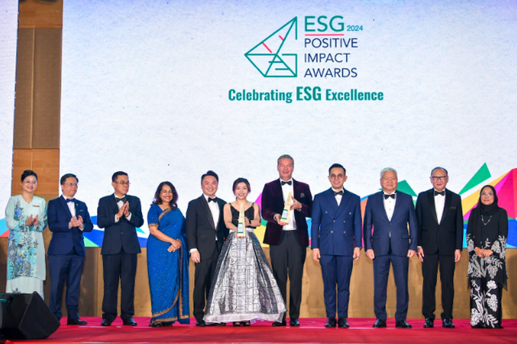 
Para pemenang ESG Positive Impact Awards 2024 saat berpose di panggung utama setelah menerima penghargaan atas kontribusi nyata dalam praktik keberlanjutan. 
