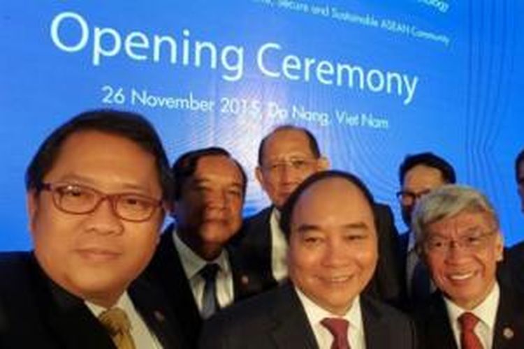 (kiri) Menkominfo Rudiantara berfoto bersama Wakil Perdana Menteri Vietnam dan menteri-menteri ICT negara ASEAN