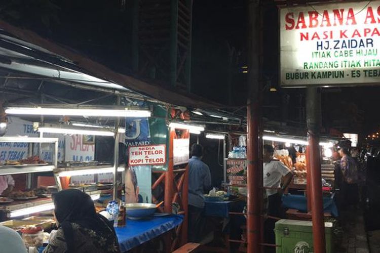 Salah satu gerai penjual nasi kapau di bilangan Jalan Kramat Raya, Jakarta Pusat.