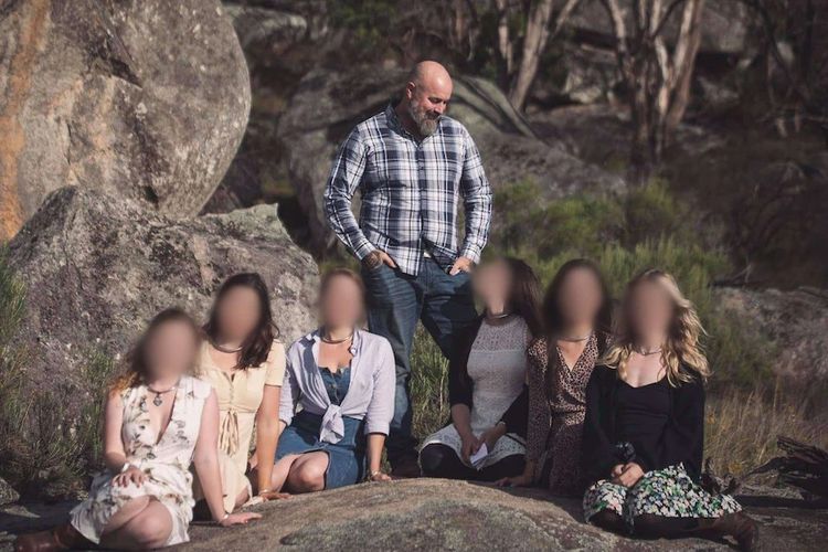 James Davis bersama enam perempuan yang disebutnya sebagai budak. [Supplied Via ABC Indonesia]